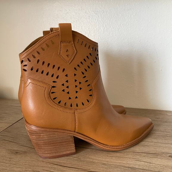 NWOB Marc Fisher Elyma Western Booties 9 Perforated Leather Pointed Toe Cowgirl - Picture 7 of 16